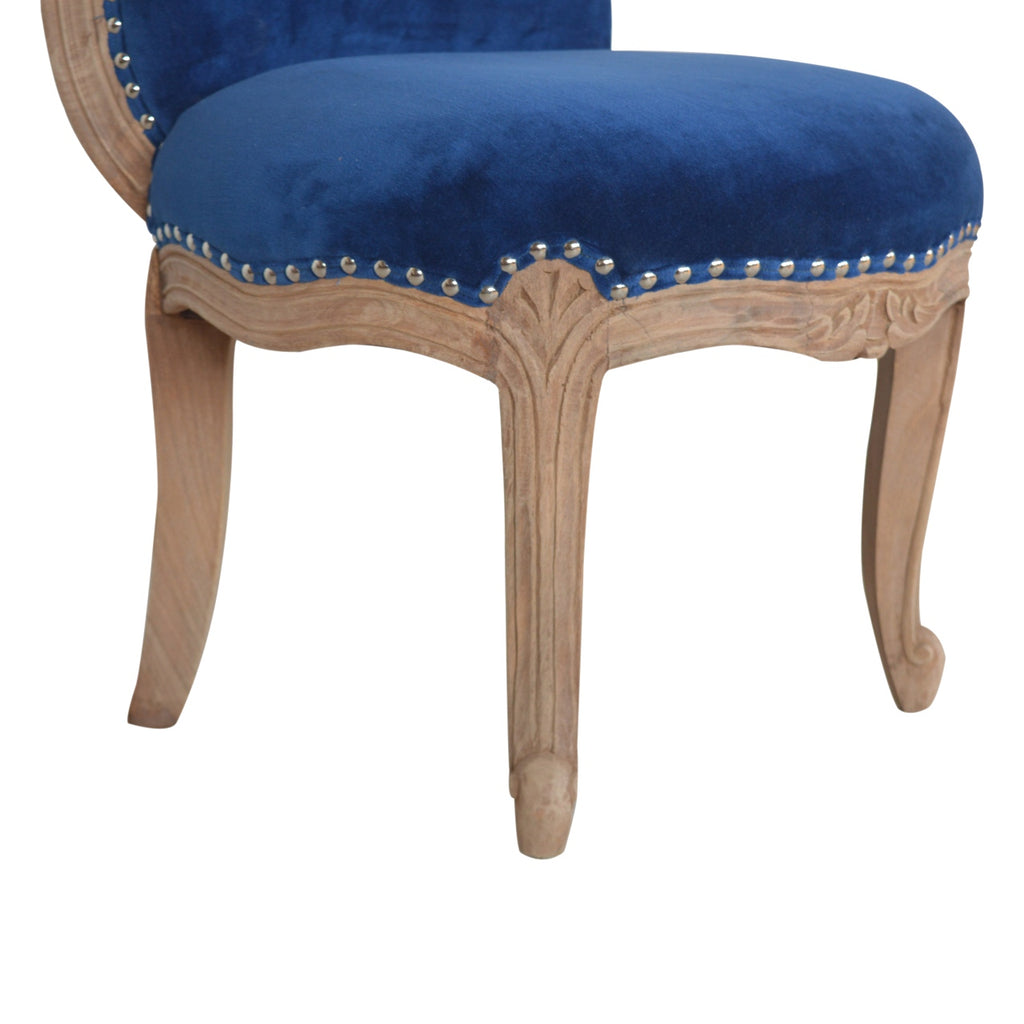 Chaise cloutée bleu royal