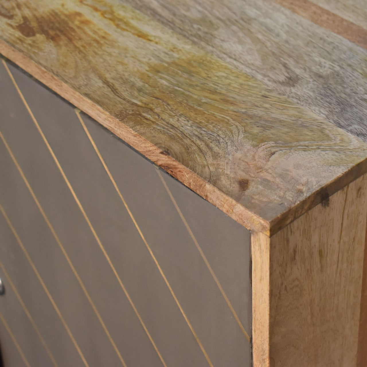 Armoire en ciment incrustée de laiton