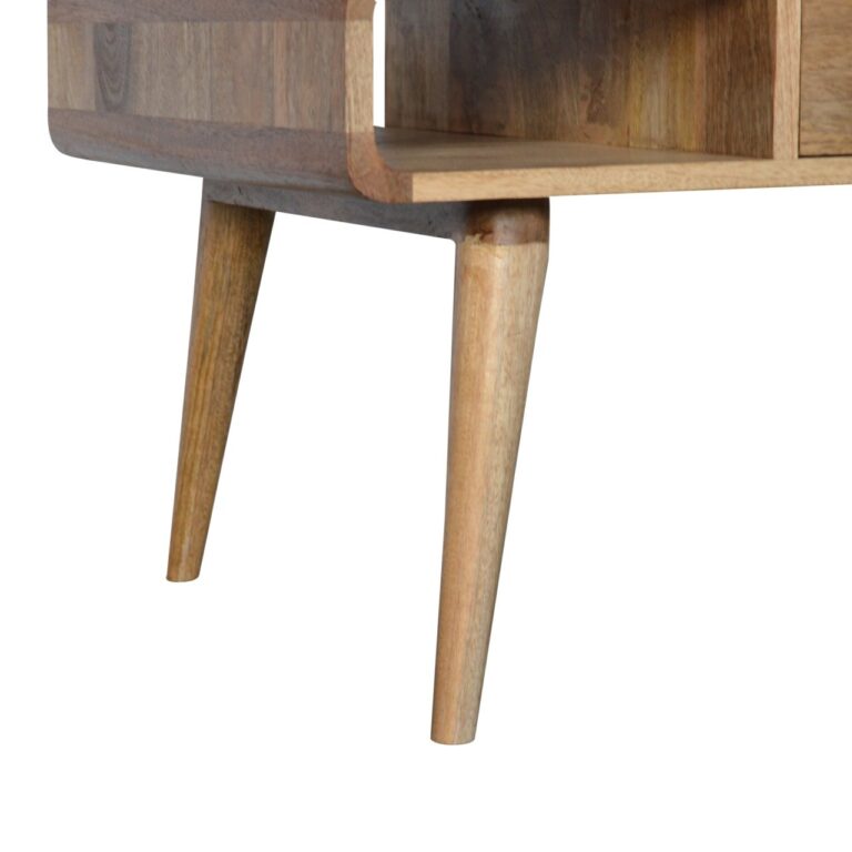 Table basse incurvée en chêne.
