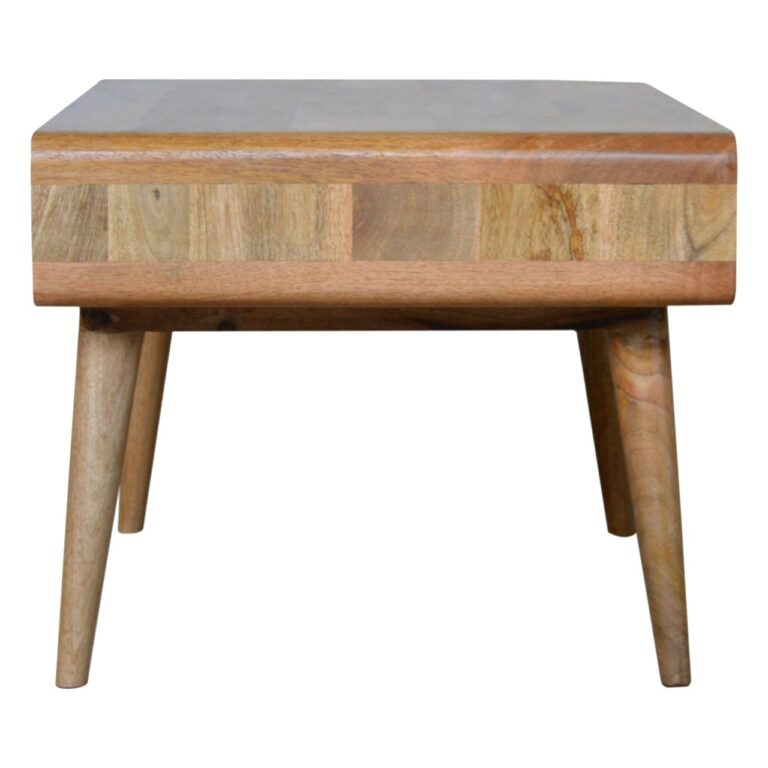 Table basse incurvée en chêne.