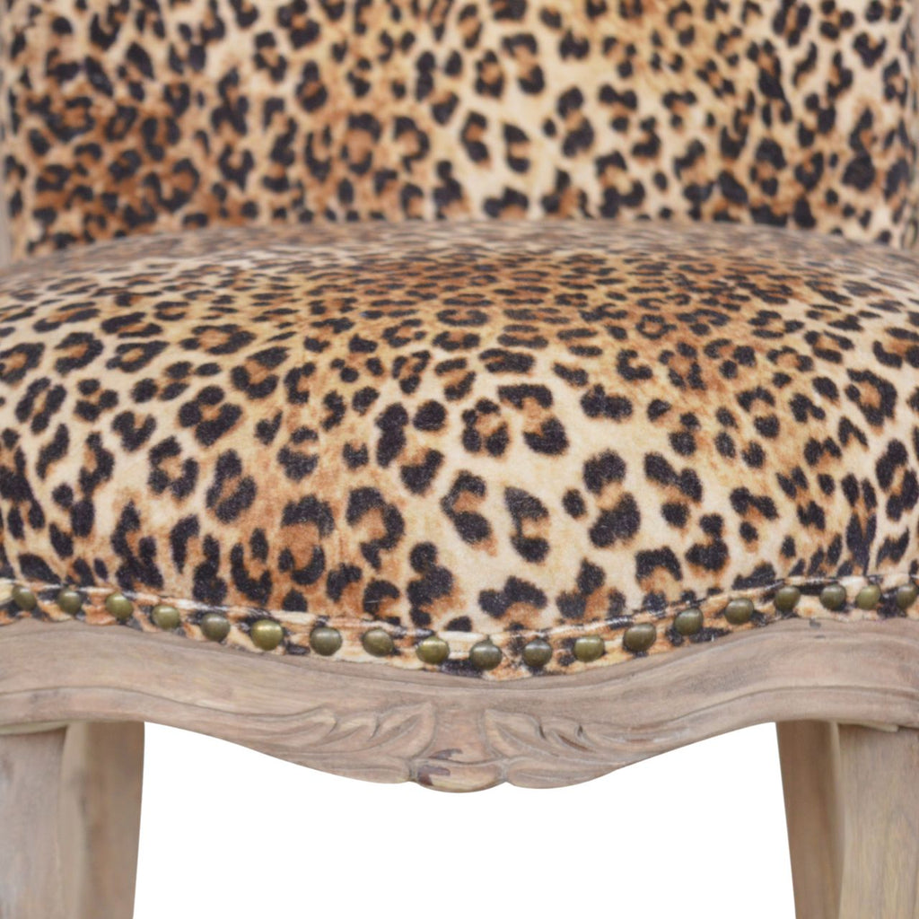 Chaise cloutée à imprimé léopard