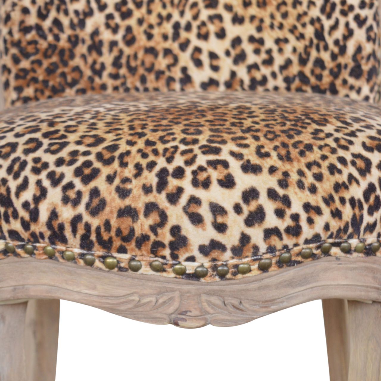 Chaise cloutée à imprimé léopard