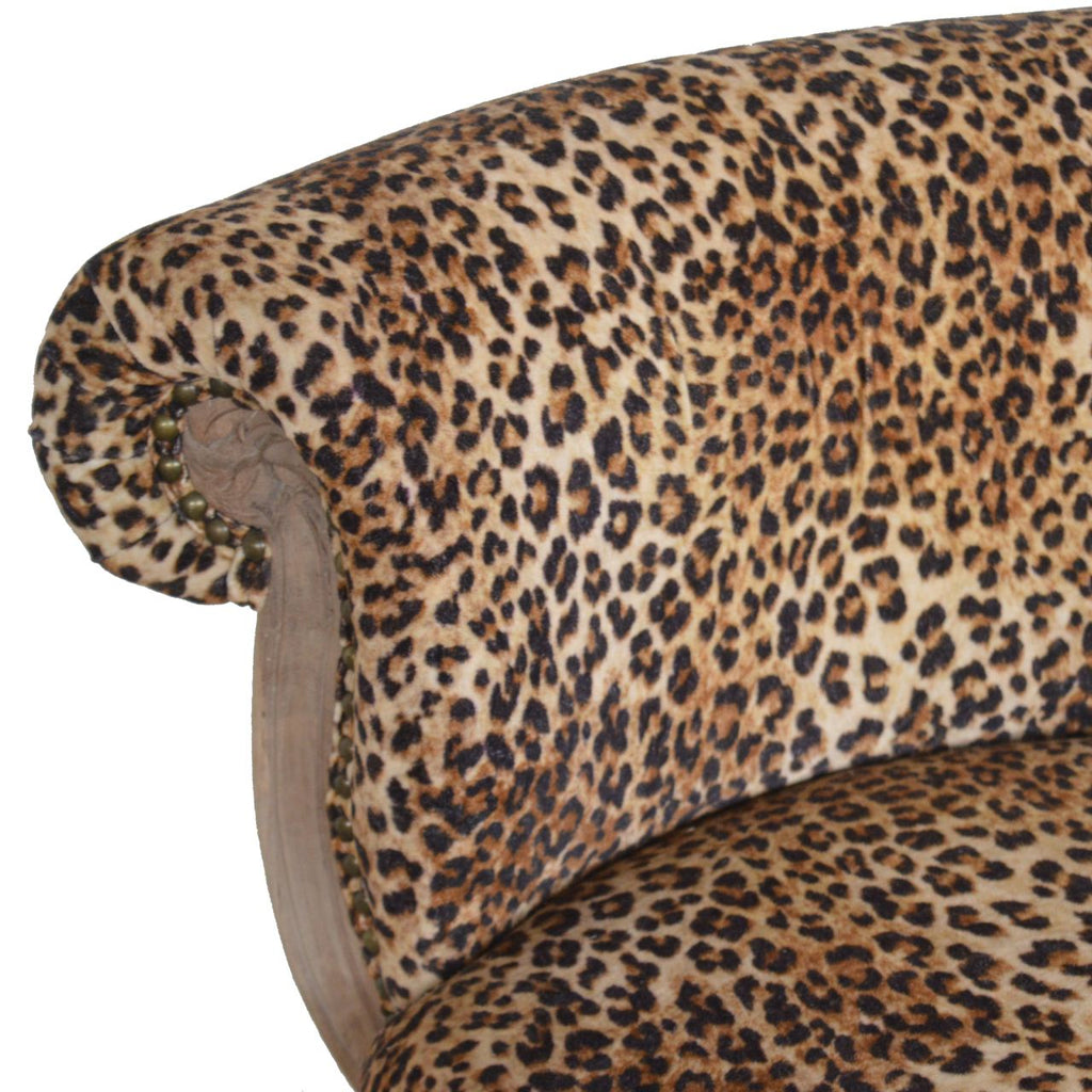 Chaise cloutée à imprimé léopard