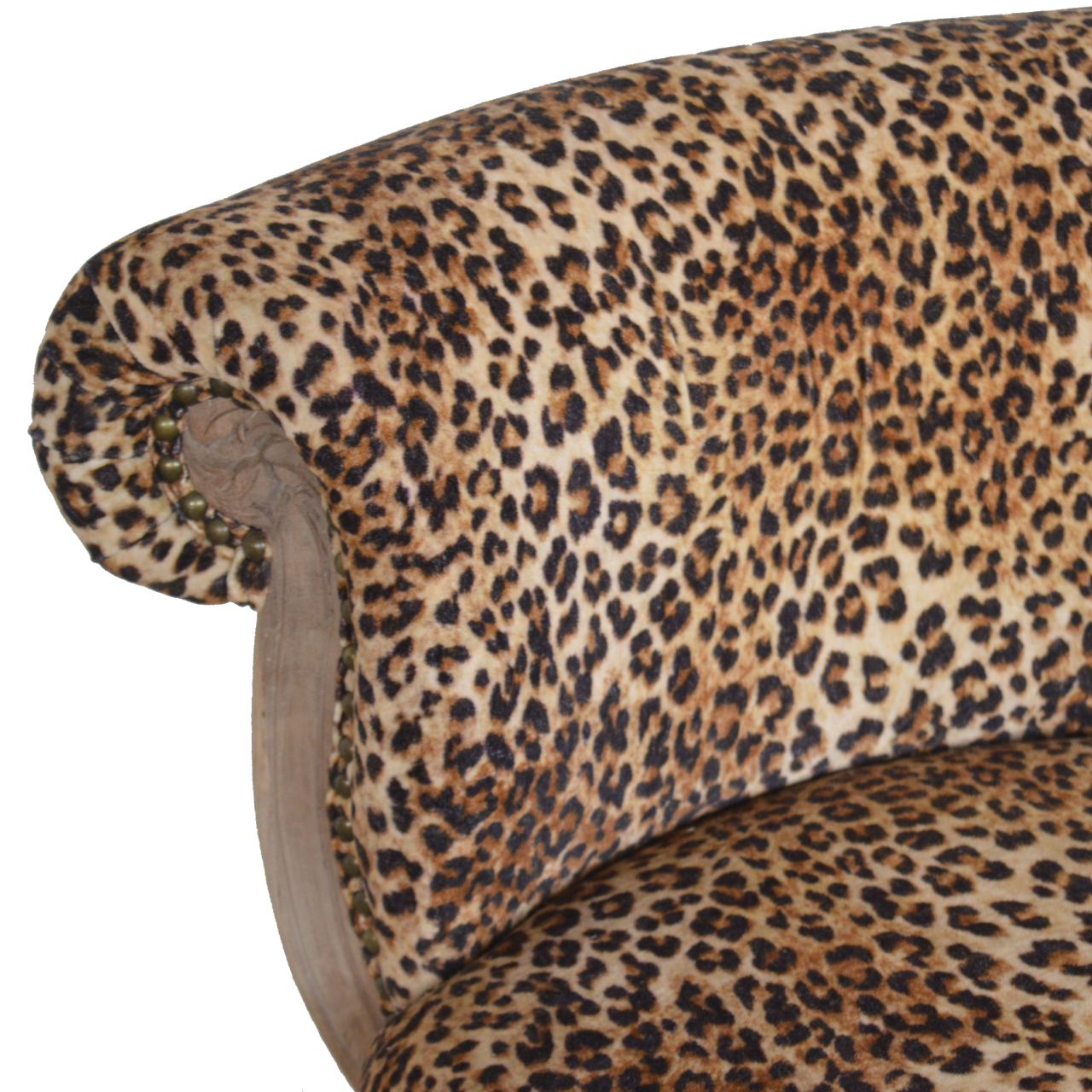 Chaise cloutée à imprimé léopard