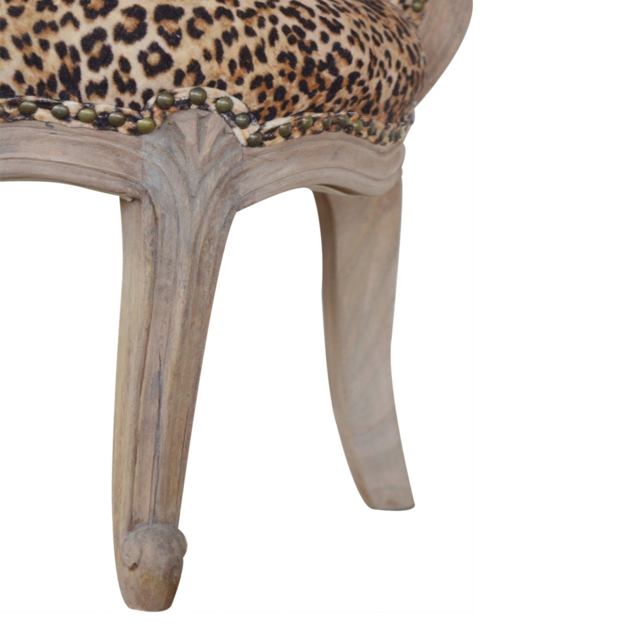 Chaise cloutée à imprimé léopard