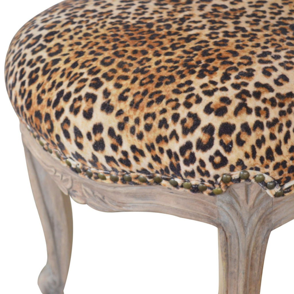 Chaise cloutée à imprimé léopard