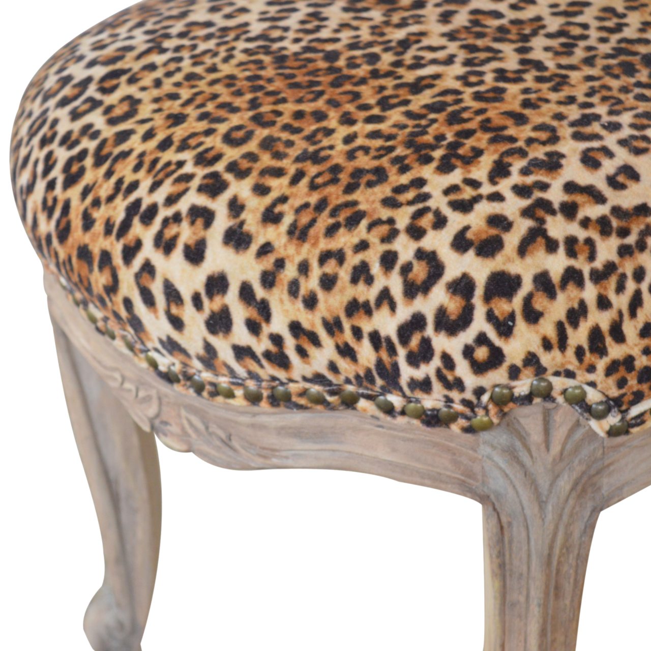Chaise cloutée à imprimé léopard