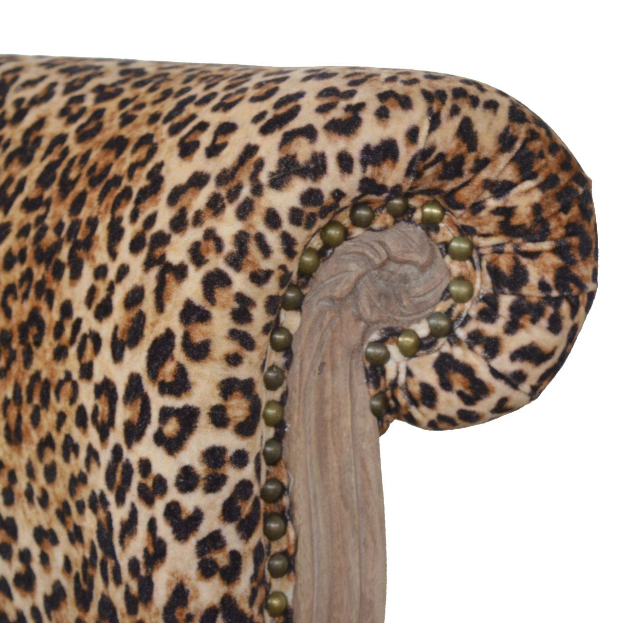 Chaise cloutée à imprimé léopard