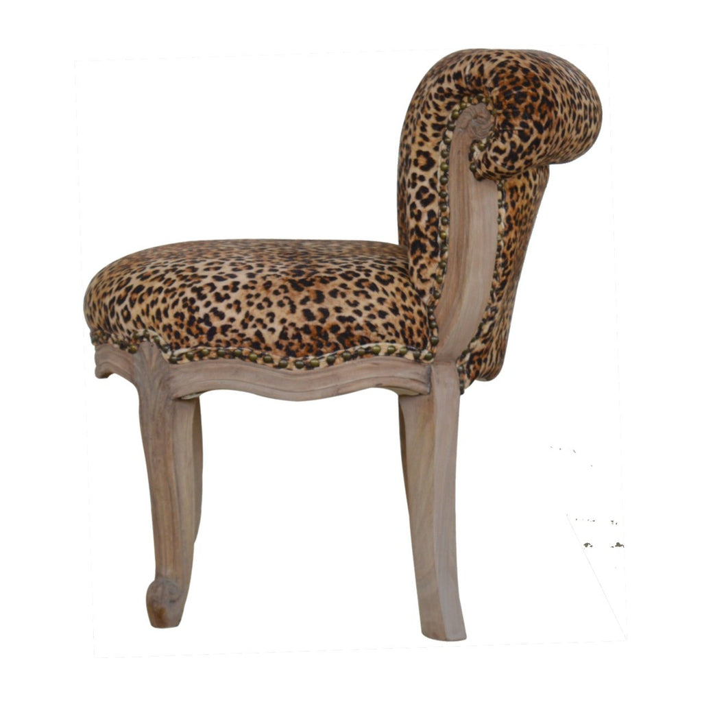 Chaise cloutée à imprimé léopard
